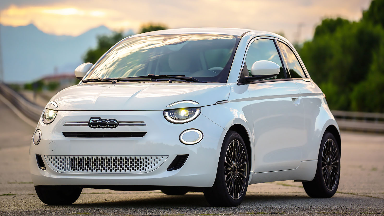 Новый бензиновый Fiat 500