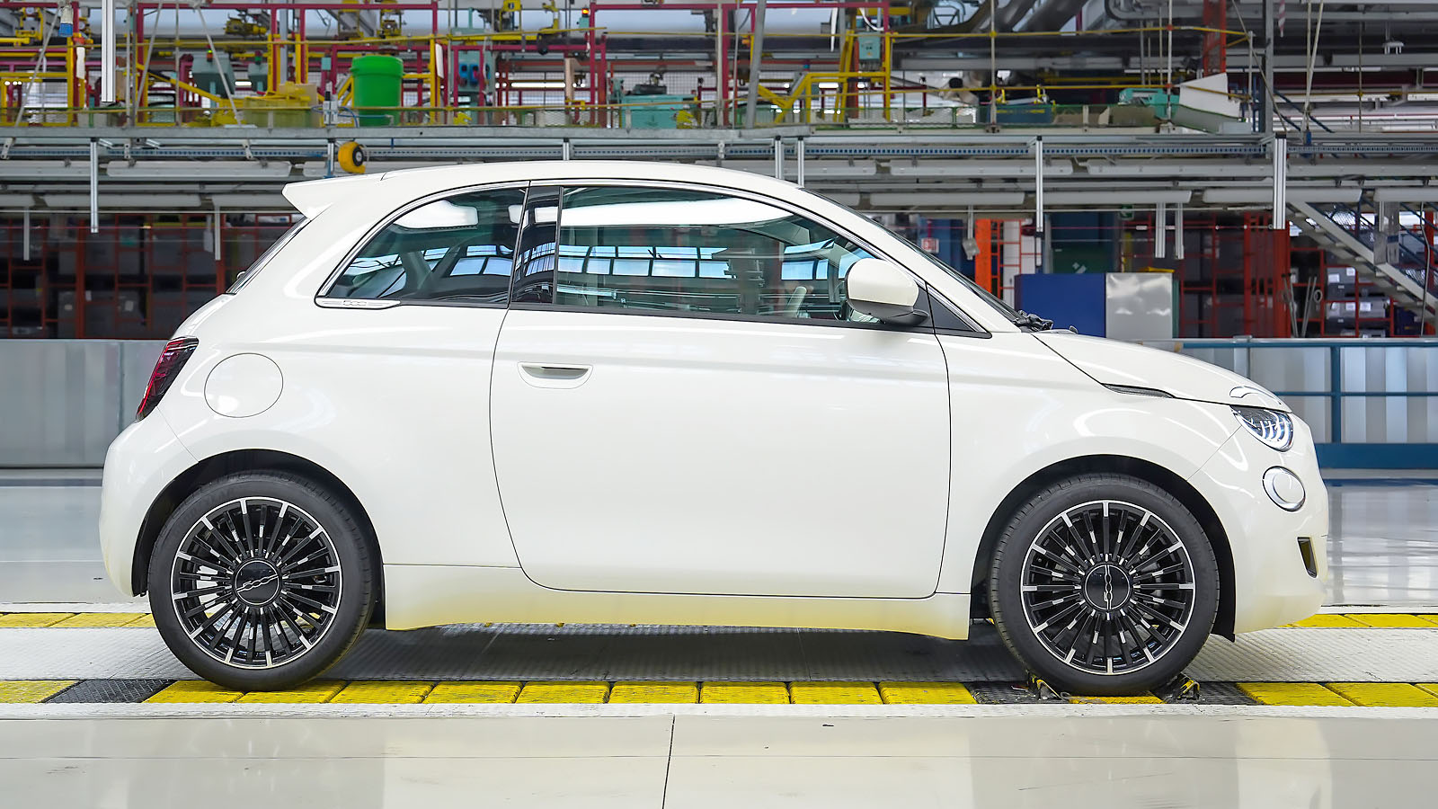 Новый бензиновый Fiat 500