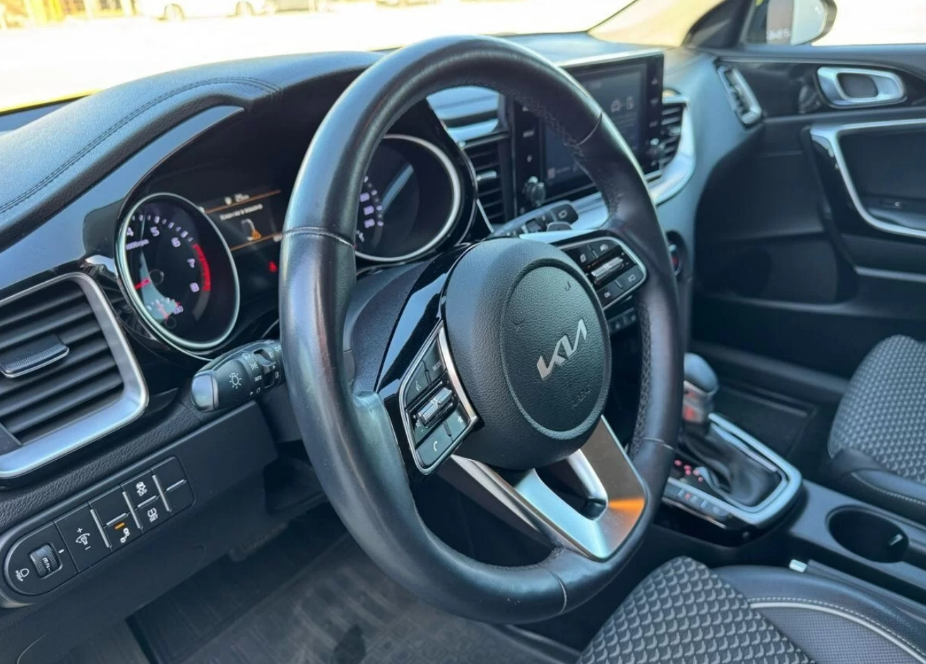 Kia Ceed 3 2021 фото приборной панели и руля