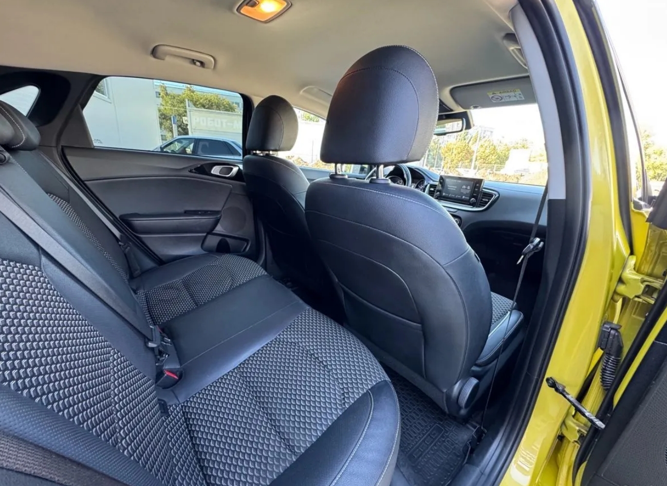 Kia Ceed 3 2021 фото салона, задних сидений, заднего дверного проема