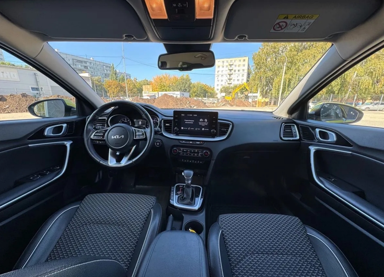 Kia Ceed 3 2021 фото передних сидений, торпедо,