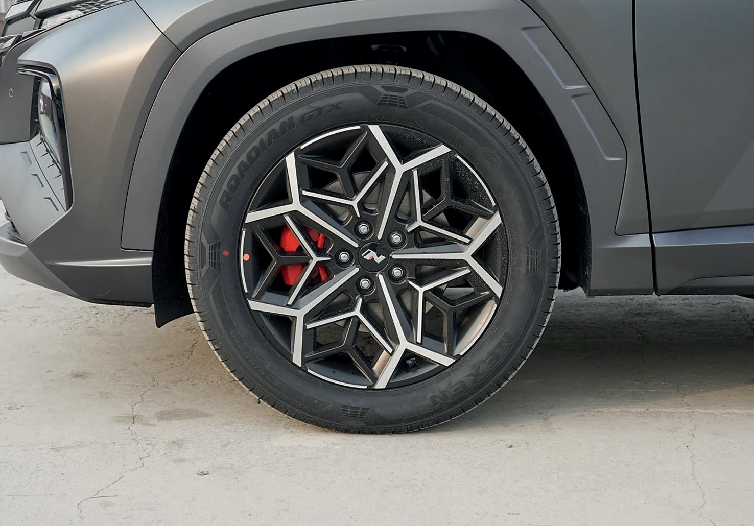Hyundai Tucson GLS фото колес, дисков, передних колесных арок