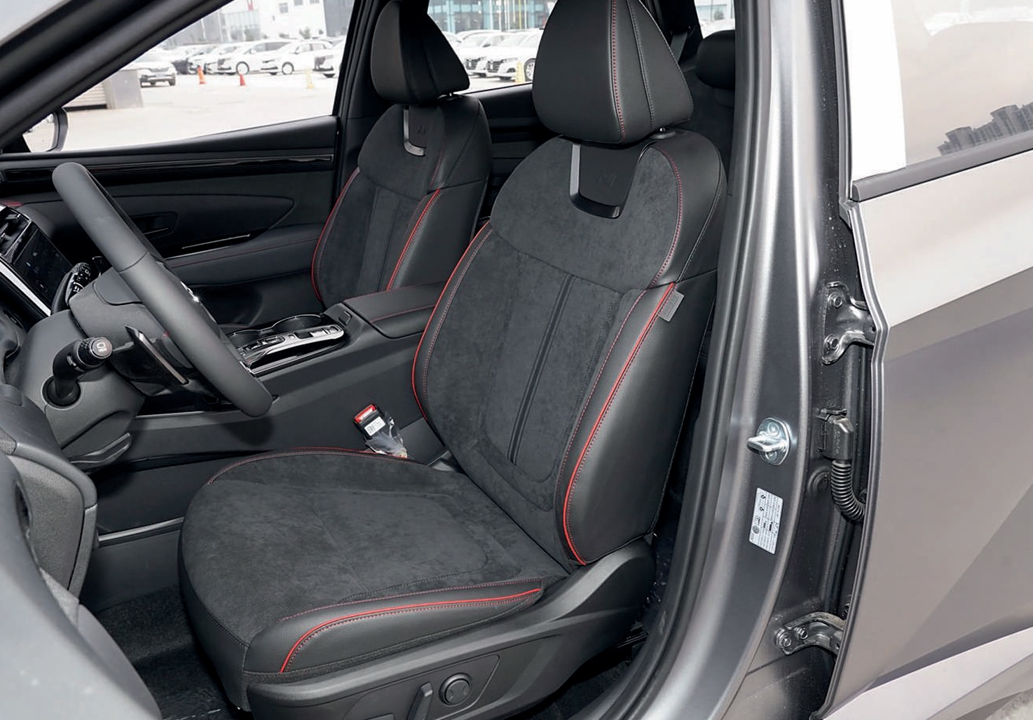 Hyundai Tucson GLS фото водительского сиденья, посадки водителя, открытая водительская дверь
