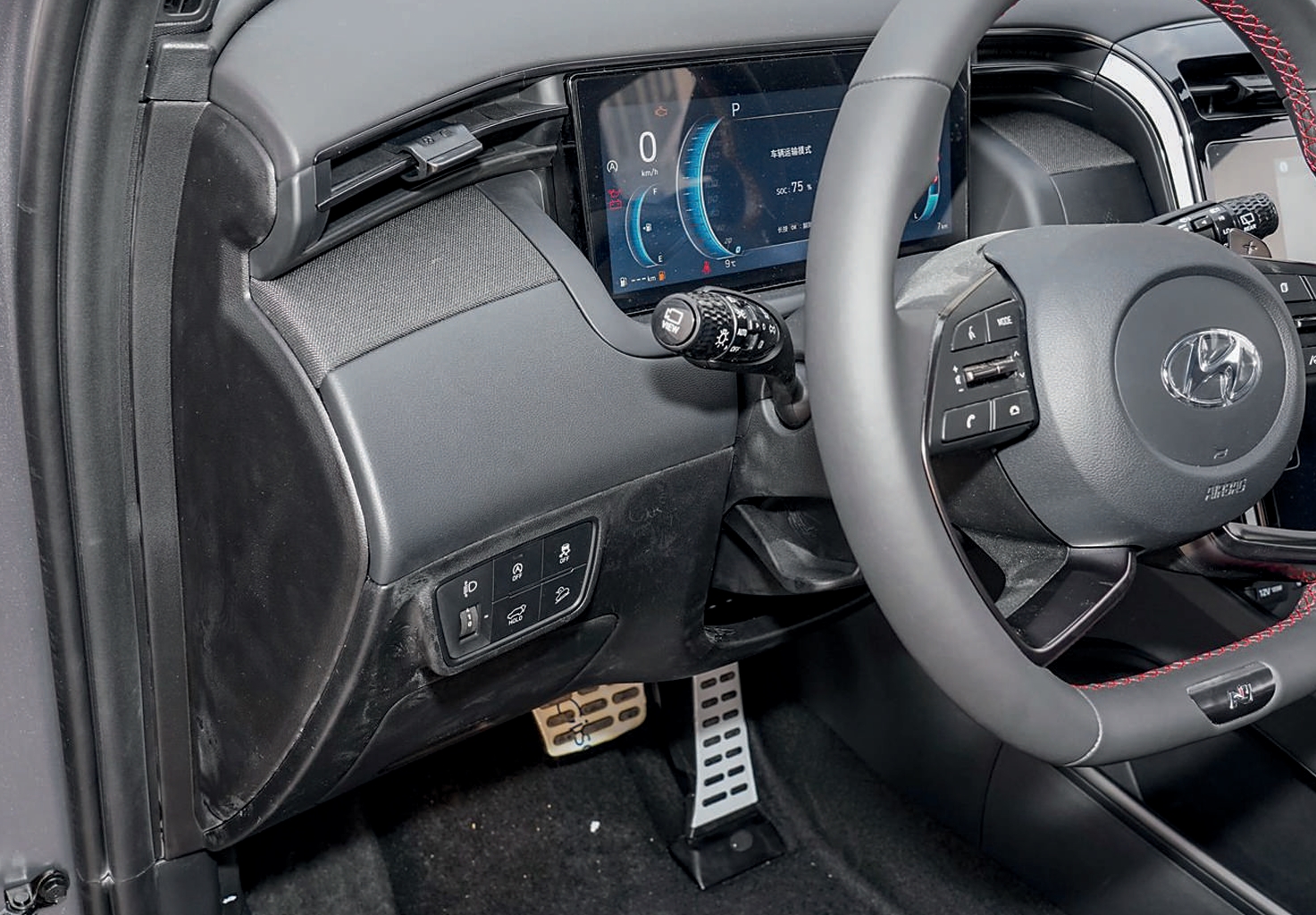 Hyundai Tucson GLS фото с открытой водительской дверью