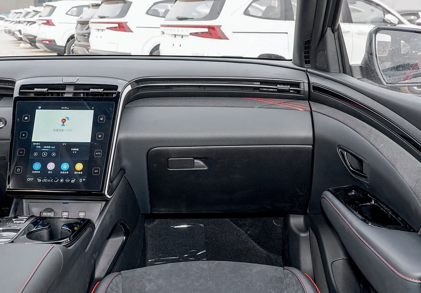 Hyundai Tucson GLS фото пасажирского места, бардачка,