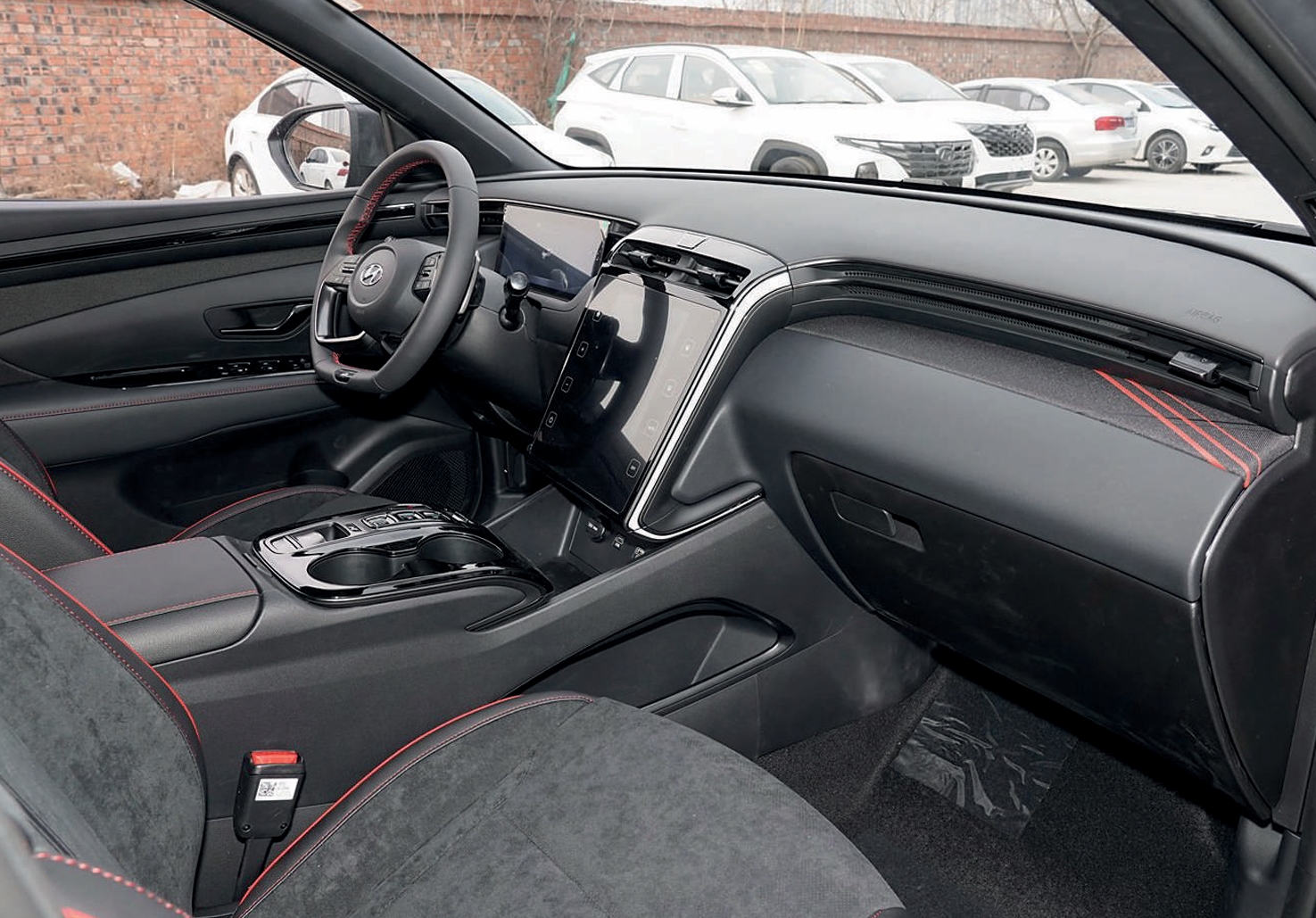 Hyundai Tucson GLS фото с открытой пассажирской двери
