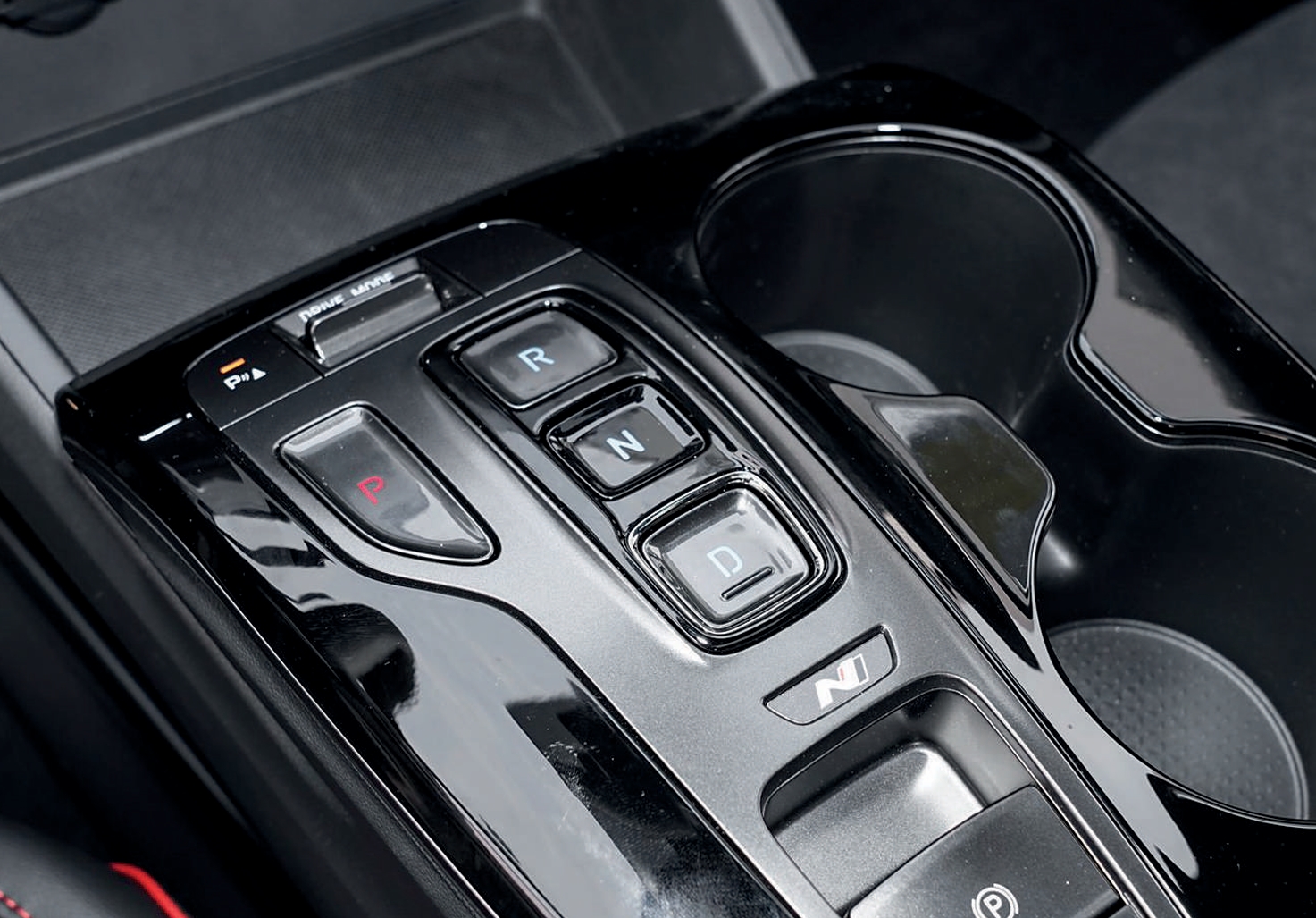 Hyundai Tucson GLS фото подстаканников, переключателя режимов трансмиссии