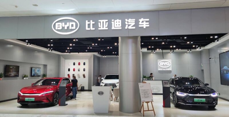 Рейтинг розничных продаж пассажирских автомобилей в Китае, BYD: 290000, Geely: 195000, Faw-Volkswagen: 130000, Tesla China: 74000, март 2025 г. - фото