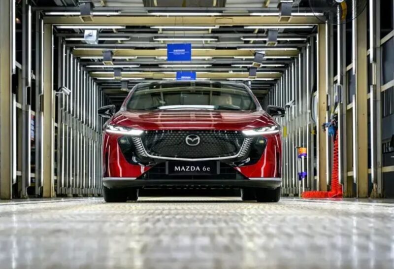 Mazda 6e для зарубежных рынков официально снялась с производственной линии в Китае - фото
