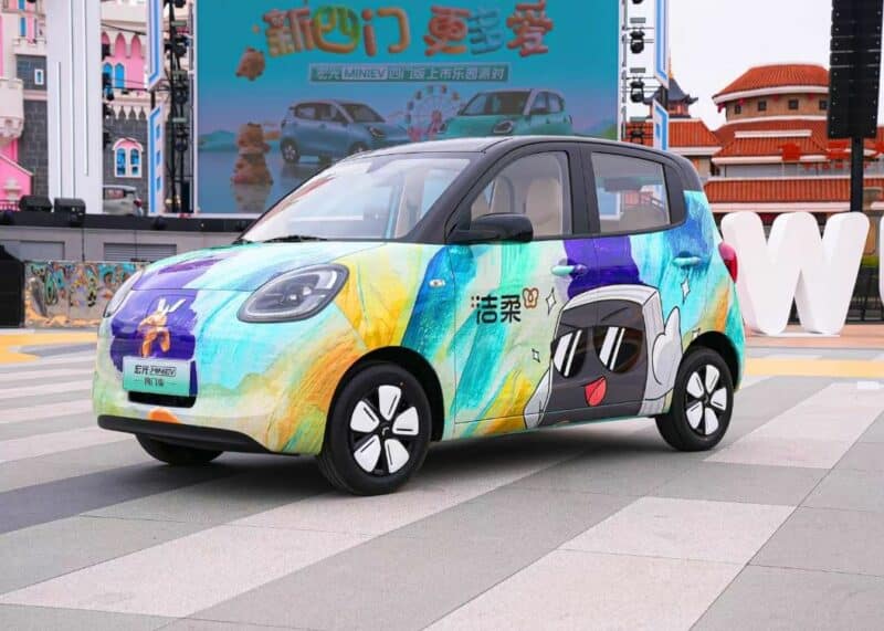Пятидверный Wuling Hongguang Mini EV, запущенный начиная с 6200 долларов США - фото