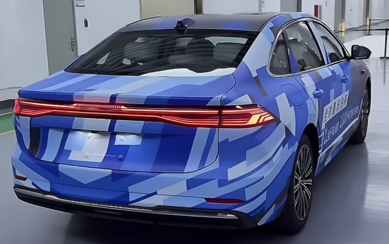 Шпионские снимки показывают гибридный седан Geely от 2100 км - один из четырех NEV, появившихся в 2025 году. - фото