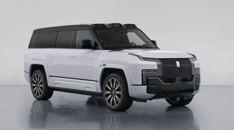 Yangwang U8L от Byd растягивается на ультра-роскошные с 24-километровым знаком золота и шестиместным престолом - фото
