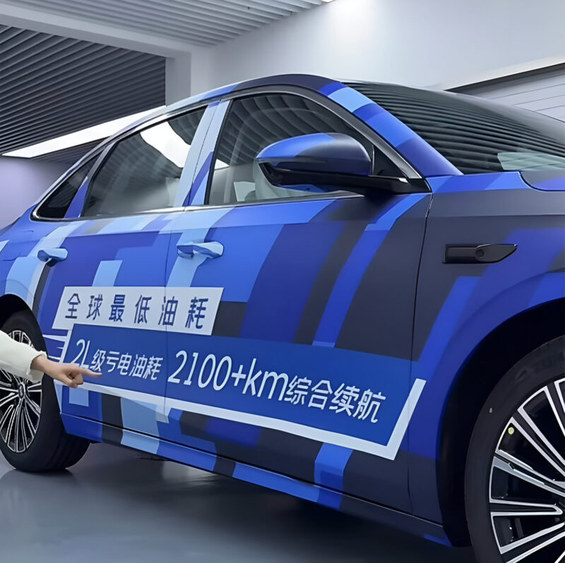 Шпионские снимки показывают гибридный седан Geely от 2100 км - один из четырех NEV, появившихся в 2025 году. - фото