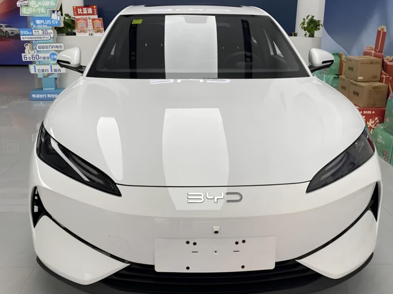 Седан Byd E7 EV достиг дилеров в Китае, раскрывая интерьер - фото