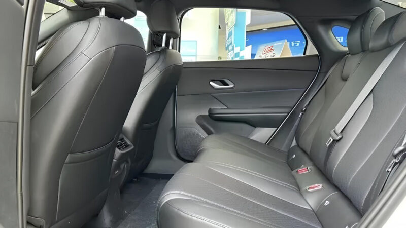 Седан Byd E7 EV достиг дилеров в Китае, раскрывая интерьер - фото