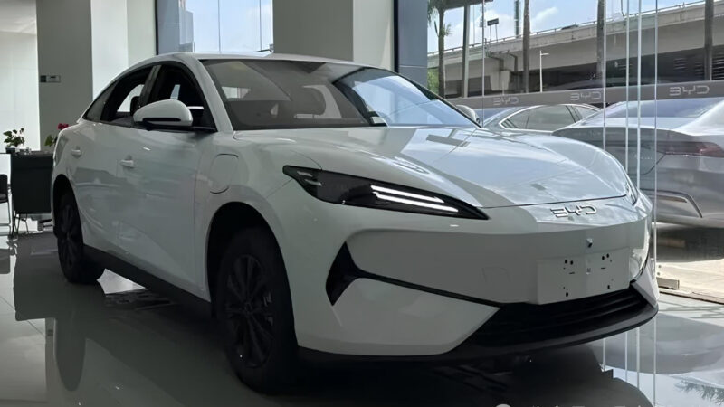 Седан Byd E7 EV достиг дилеров в Китае, раскрывая интерьер - фото