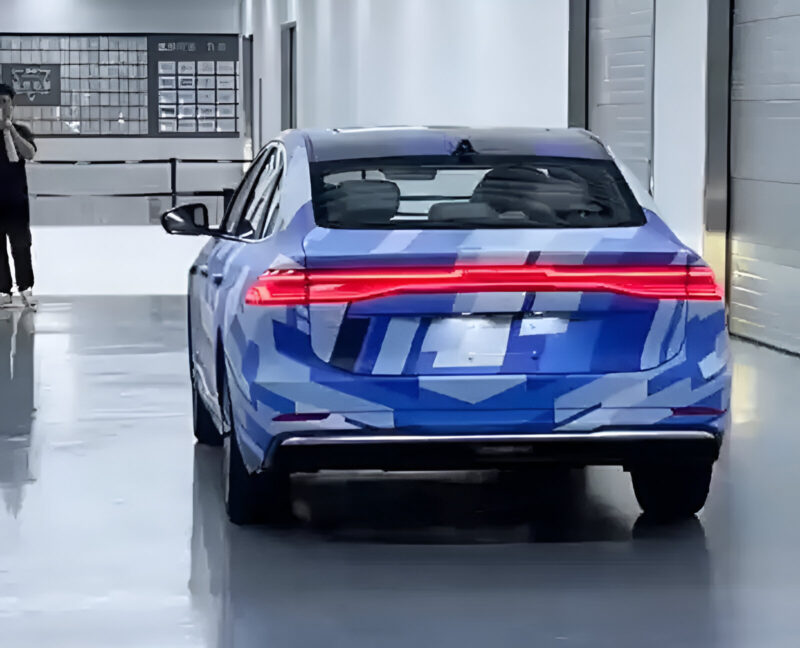 Шпионские снимки показывают гибридный седан Geely от 2100 км - один из четырех NEV, появившихся в 2025 году. - фото