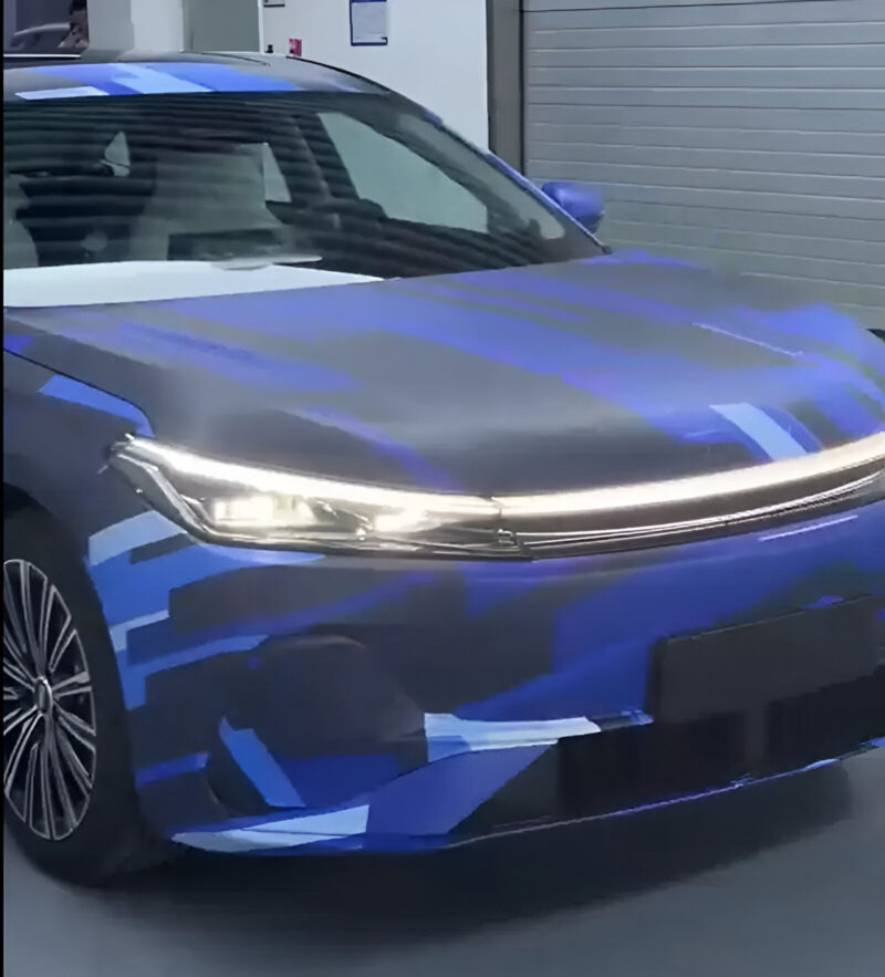Шпионские снимки показывают гибридный седан Geely от 2100 км - один из четырех NEV, появившихся в 2025 году. - фото