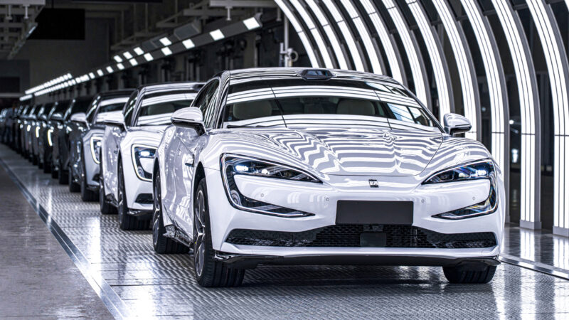 Долгожданный роскошный седан Yangwang U7 от BYD снялся с производственной линии в Китае - фото